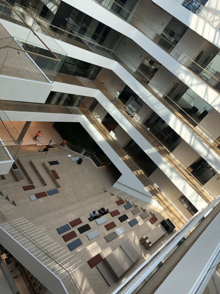 san_pek's tweet photo. Liisa Ihmemaassa -kuvaa hyvin ensimmäistä työpäivää #KKampus’lla! #uutta ja #ihmeellistä! #KWork #kylläkelpaa https://t.co/g6kaCz5WHL