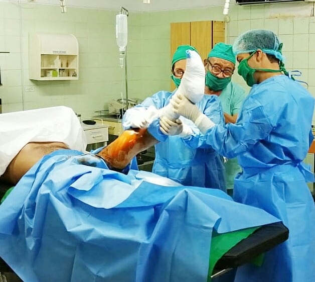 DrPretell's tweet photo. 👨🏻⚕📋#CASO: Realizamos con éxito una #cirugía de #reducción #cruenta más #cerclaje a paciente de 52 años, que sufrió una #fractura de rótula desplazada en la pierna izquierda. #Ortopedia #Traumatología💪 https://t.co/e0is8Stocz