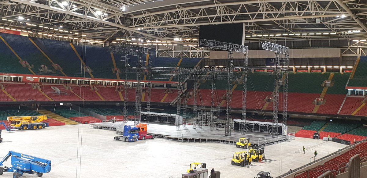 HelenCMartinFBS's tweet photo. Preparation for the Take That concert and preparation for our new BSc (Hons) Professional Policing degree @USWPolicing_Sec today at Principality Stadium. Hardwork and teamwork on and off the pitch today! #loveyourjob #uswfamily #peqf #luckymanager https://t.co/EFSR4Yr8zs