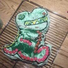 TELLEMTHOR's tweet photo. remeber when chris hemsworth made his daugther a dinosaur cake bc the bakery said they couldn’t? https://t.co/9GG6jdcp6f