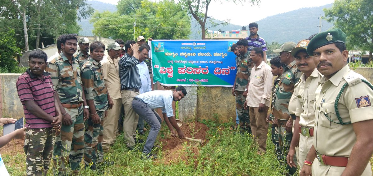 SureshaSL_81's tweet photo. ಸಸಿ ನೆಡುವ ಕಾರ್ಯಕ್ರಮ @ ಪ್ರಾಥಮಿಕ ಆರೋಗ್ಯ ಕೇಂದ್ರ ಕೂಡ್ಲೂರು... #WorldEnvironmentDay 
#ವಿಶ್ವಪರಿಸರದಿನ https://t.co/ZdNaBjecus