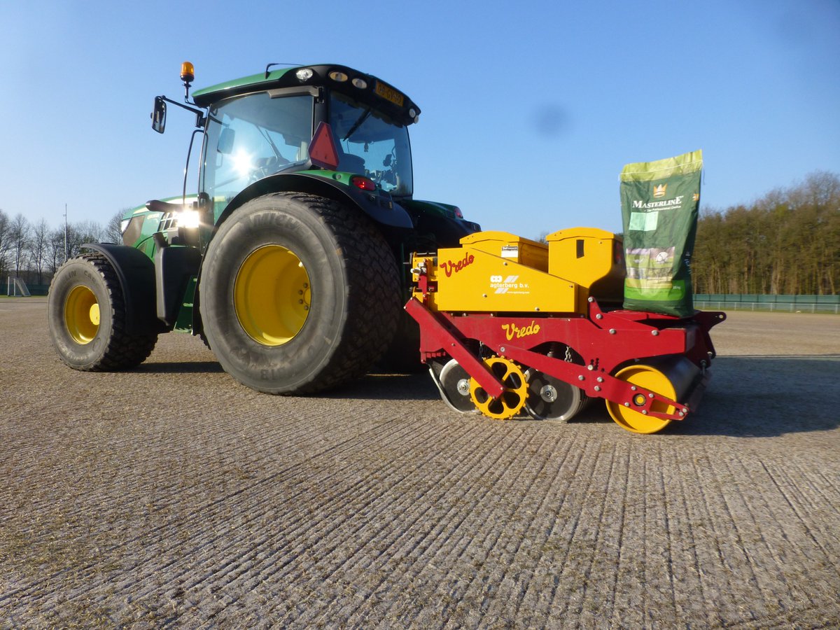 ProGrasSNL's tweet photo. Weet u nog? Trainingsveld Vitesse ingezaaid door @AgterbergBV op 11 april j.l. met #BalanceMaster met #4Turf van @dlf_nl. 2e foto d.d. 24 april en de 3e foto van 4 juni. Klaar voor gebruik als het eerste elftal terugkomt van vakantie! https://t.co/zMIJK1Q0ze