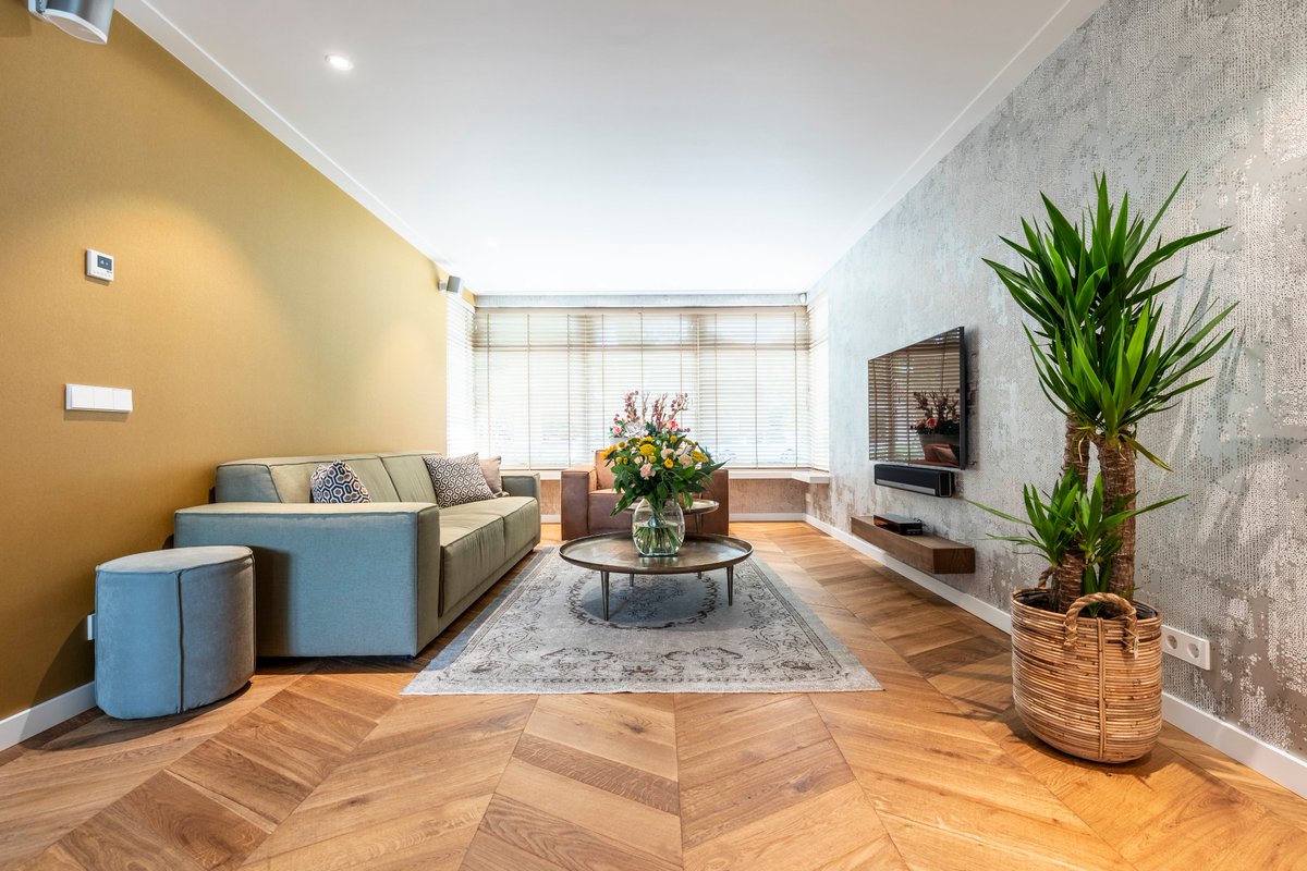 FBHout's tweet photo. What a unique, custom made, chevron pattern! The angle of this chevron is made in 60 degrees, three different widths, a rustic grade, and a reproduction reclaimed surface. Installed randomly to create a natural and extraordinary appearance! #custommade #interior #architecture https://t.co/CHJFRiNvyy