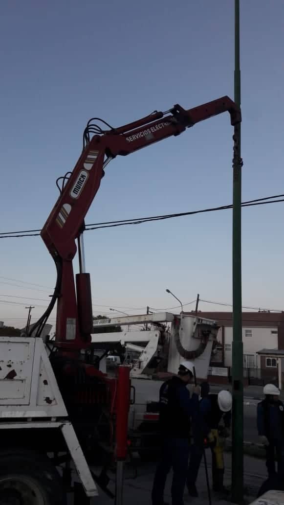CooperativadeRw's tweet photo. #AHORA 💡Personal del Servicio Eléctrico reemplaza equipamiento de iluminación en #PlazaEspaña (Canito y Chacho Peñaloza). Esto permitirá mejorar el mantenimiento de la #iluminación de la plaza. https://t.co/fJ2c29LRpo
