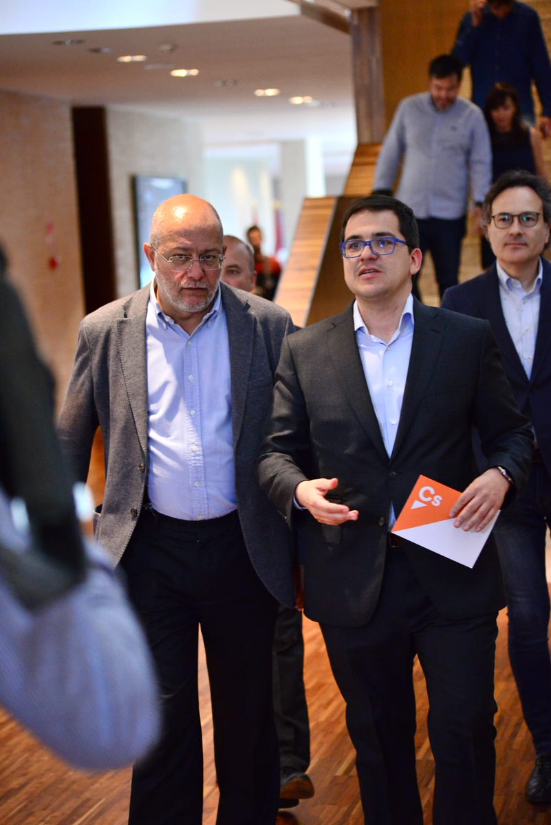 CsCastillayLeon's tweet photo. 📸 Esta mañana hemos tenido la primera reunión programática con @PopularesCyL donde @jmespejosaav y @FranciscoIgea han atendido a los medios #ActualidadCs https://t.co/pVMCiFWGJW