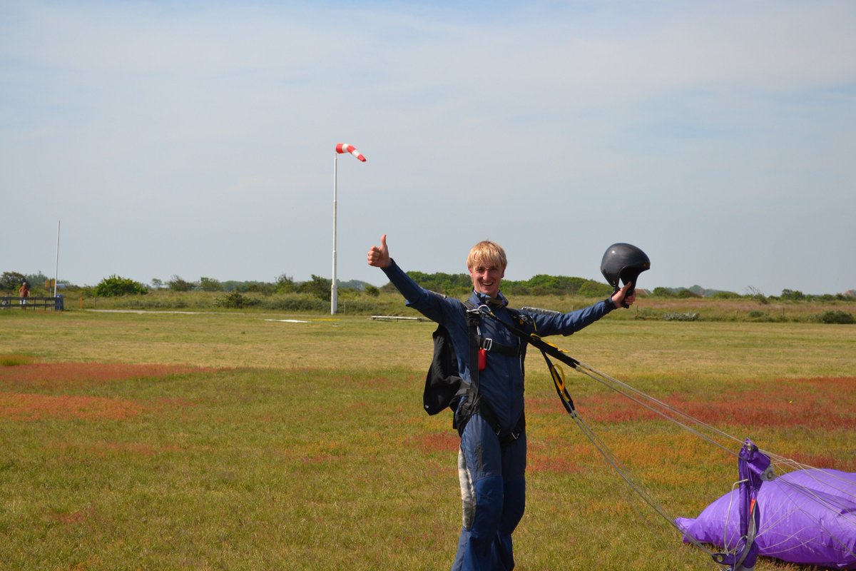 SkydiveAmeland's tweet photo. *Je was het bijna vergeten, dat mooie weekend met tropische temperaturen, alleen maar blije mensen en natuurlijk Niels die zijn 200ste sprong maakte! 🌞🚀🔥
*
*
*
*
*
#skydiveameland #skydive #tandem #happypeople #tropical #freefalling #island #blueskies #sunnydays https://t.co/VbTwGwuxKR