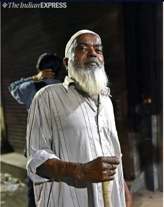 ahmed_masood12's tweet photo. Meet Mohammed Hanif, who has kept alive a dying tradition during #Ramzan in Old Delhi.

He is a sehriwallah (town-crier) who wakes up people for one last meal before the fast begins. He has been faithfully waking up people every Ramzan for the past 50 years.
@iamrana https://t.co/nhANJDk3Ih