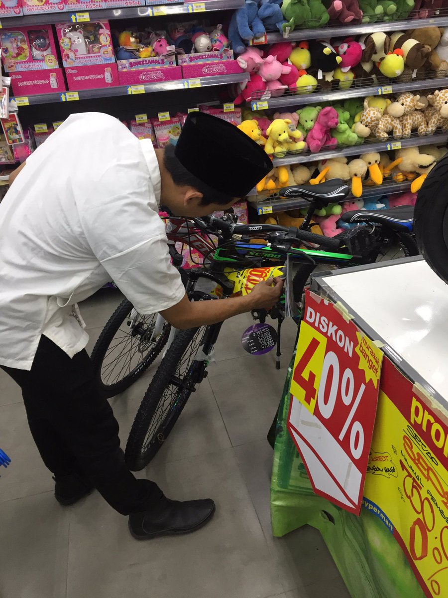 Just_AL1's tweet photo. @hypermart_ho mau jebak pelanggan ya!!! Katanya disc 40% semua sepeda, pas saya mau ambil, malah harganya lebih mahal dr yg tertera!!!! Tolong jelaskan!! Ganti rugi ongkos saya dr rumah ke hypermart puri jakarta barat klw begini caranya!!! https://t.co/ng0xFZ5yC3