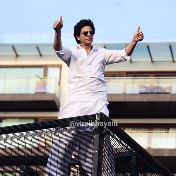 Ufff @iamsrk 😍😘😘
#ShahRukhKhan #Eid #EidWithSRK 
Shah Rukh Khan came to greet his fans on the auspicious festival of Eid.

#EidMubarak #EidulFitr #eid #EidWithSRK #Bollywood