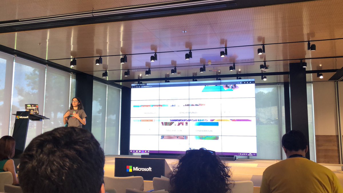 chincheto77's tweet photo. Aprender jugando con Minecraft. #EduGameDay con @MicrosoftES  😍😊 https://t.co/tdCkKT4CJl
