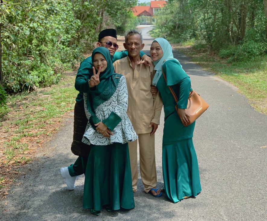 aininabeela's tweet photo. β¨SELAMAT HARI RAYA MAAF ZAHIR & BATIN β¨
β’
Im shoo in love with my baju raya this year π kosong-kosong gais!
β’
#lastrayasingle #teamrayaganu #lebaranday1 https://t.co/wAmuFsjGHq