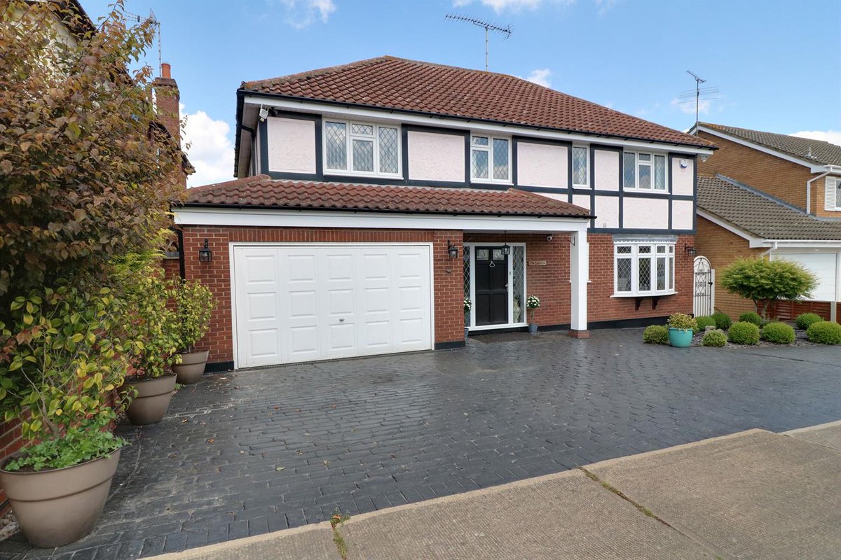 It is rare that you find a property that makes you feel at home as soon as you walk through the door, but this incredible five bedroom detached home in Thundersley will take your breath away. flinklp.haart.co.uk/ForSaleV5/?pro…