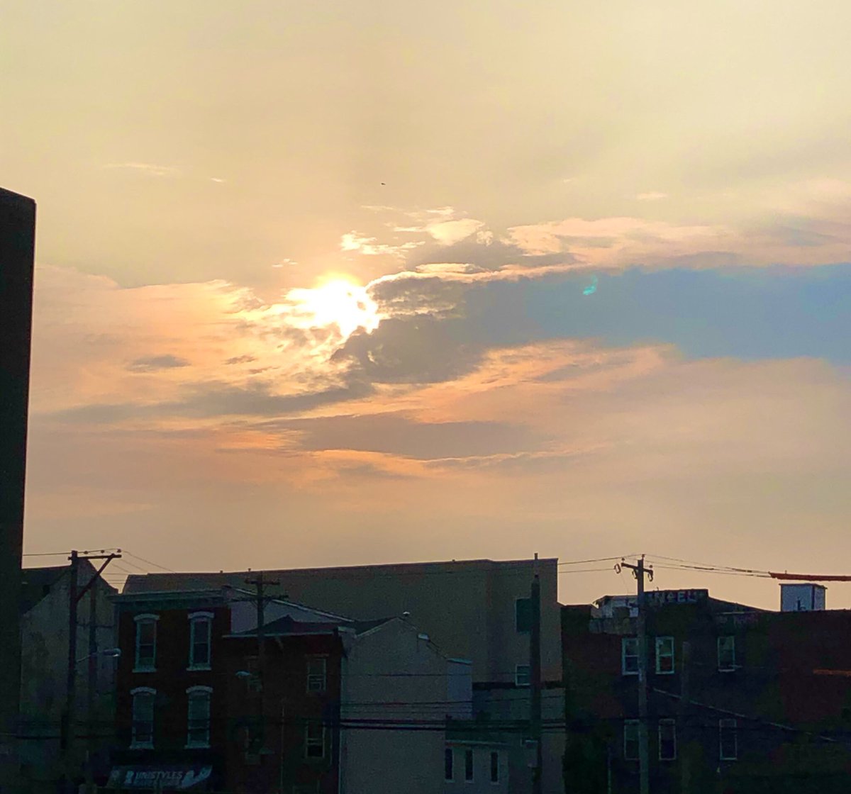 michyo1022's tweet photo. Getting in those miles in the AM is such a great way to begin the day. Beautiful start to #GlobalRunningDay #run215 #springartsdistrict https://t.co/QaAqa5JXC2