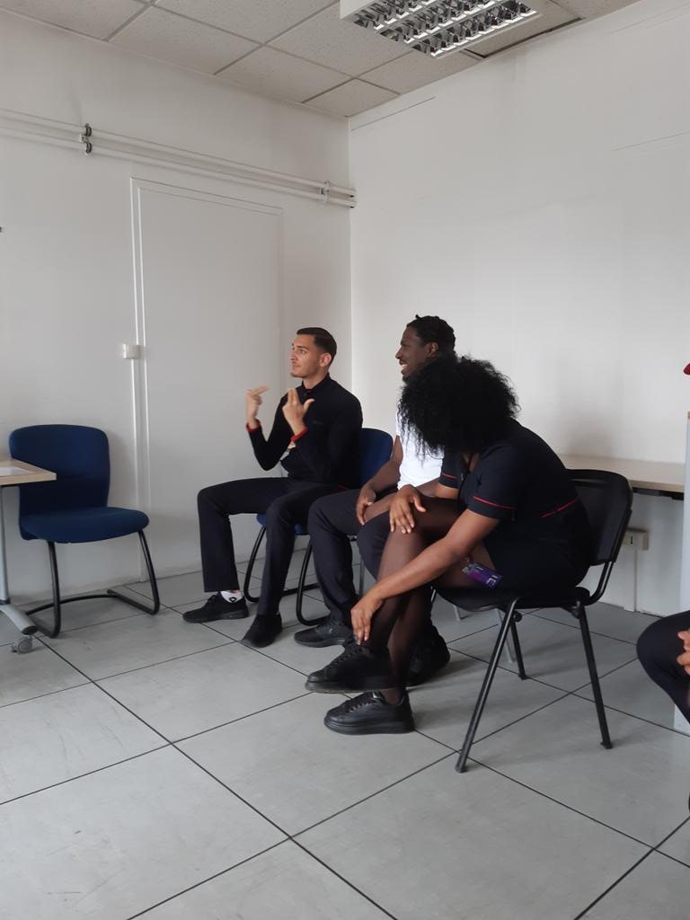 2_agents's tweet photo. Initiation à la langue des signes pour nos agents #transilien trés intéressant et très enrichissant. https://t.co/A94i7mxFWR