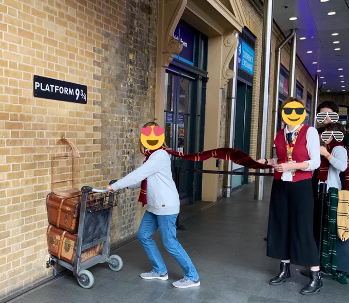 ハリポタ聖地のキングス・クロス駅、写真スポットの9と3/4線乗り場に「躍動感を出すためにマフラーをファサッとさせてくれる係の人がいる」っていうの、行き届きすぎてて大好きなので写真載せておきます。 