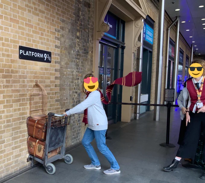 ハリポタ聖地のキングス・クロス駅、写真スポットの9と3/4線乗り場に「躍動感を出すためにマフラーをファサッとさせてくれる係の人がいる」っていうの、行き届きすぎてて大好きなので写真載せておきます。 