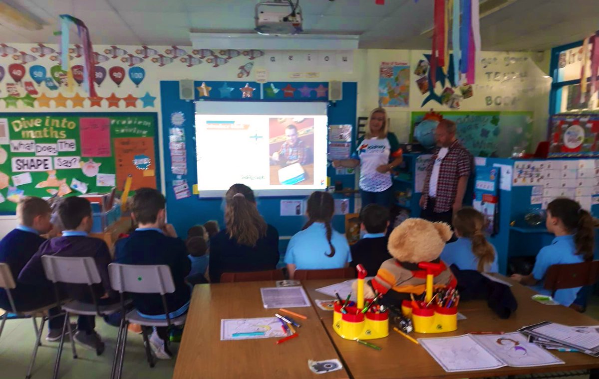 JoAnne_Dobson's tweet image. Chatting with the pupils at Bellarena Primary School about #OrganDonation &amp;amp; the work of @kidneycareuk - all supporting Teacher Mrs Wilson who is donating a kidney to her twin sister in #Scotland! 🍎#LotsOfQuestions #KeepingItRenal