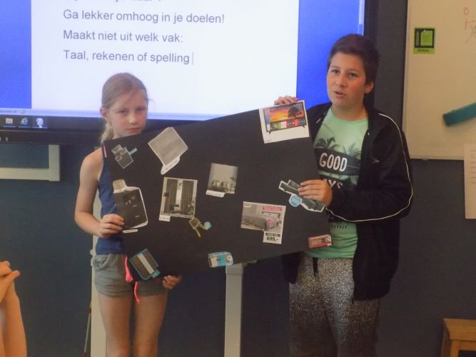PCBSDeHoekstee's tweet photo. De kinderen uit de plusgroep hebben de afgelopen weken hun eigen hotelkamer ontworpen. Ook hebben ze uitgerekend wat de kosten zijn en welke inkomsten daar dan tegenover moeten staan. Het ontwerp en de begroting hebben ze gepresenteerd. https://t.co/KRTXECRGDl
#Beerzerveld #Ommen https://t.co/4QUTUt3GTT