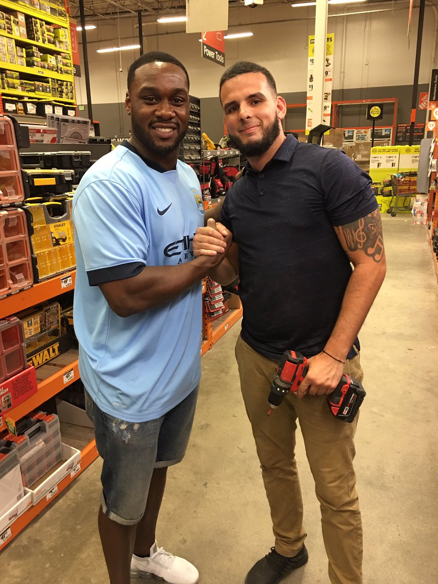MikeFromTHD's tweet photo. While working on a project in the store. I ran into this cool guy by the name of @jonbeason ! Former Hurricane & NFL player. I got to provide him with great customer service, he left really happy. #ORANGEPROMISE #STORE0277 β‘οΈπͺπ» https://t.co/hQTCuG9FiZ