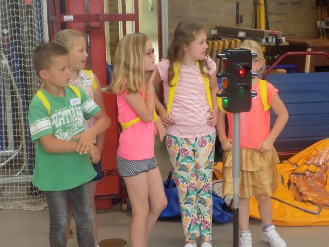 PCBSDeHoekstee's tweet photo. Vandaag is ANWB Streetwise bij ons op school geweest. Lees meer en bekijk alle foto's en filmpjes op https://t.co/KRTXECRGDl
#Beerzerveld #Ommen #ANWB https://t.co/125sCTtyTU