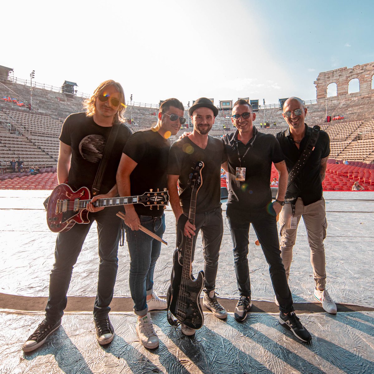 rockmoda's tweet photo. Romantici ieri sera è stato meraviglioso! Tornare sul palco dopo tanto tempo e sentirvi così carichi, numerosi, affettuosi è stata un’emozione grandissima ❤🍀
Domani state connessi sui social, su @Radio105 dalle 10 e ai @SMAufficiale!
@HosioOfficial 
@ObviousBasicOff https://t.co/b0AHRnbwOI