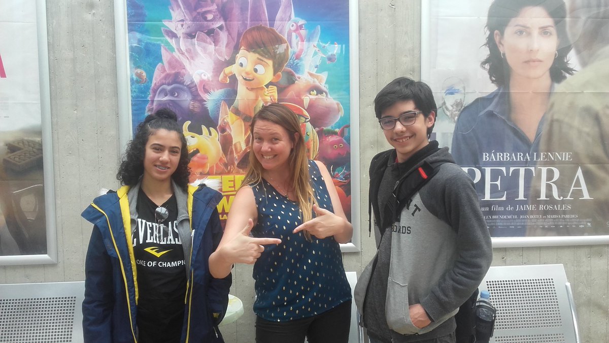 CcilDipro's tweet photo. Trois élèves du #LPOGeorgesBraque @0950666h étaient présents ; Wiam et Soen ont posé avec @AliceRabourdin l'animatrice jeune public de @VilleArgenteuil à l'issue de la projection et de la remise des prix. @CdiGBraque https://t.co/0okJR6LGPL