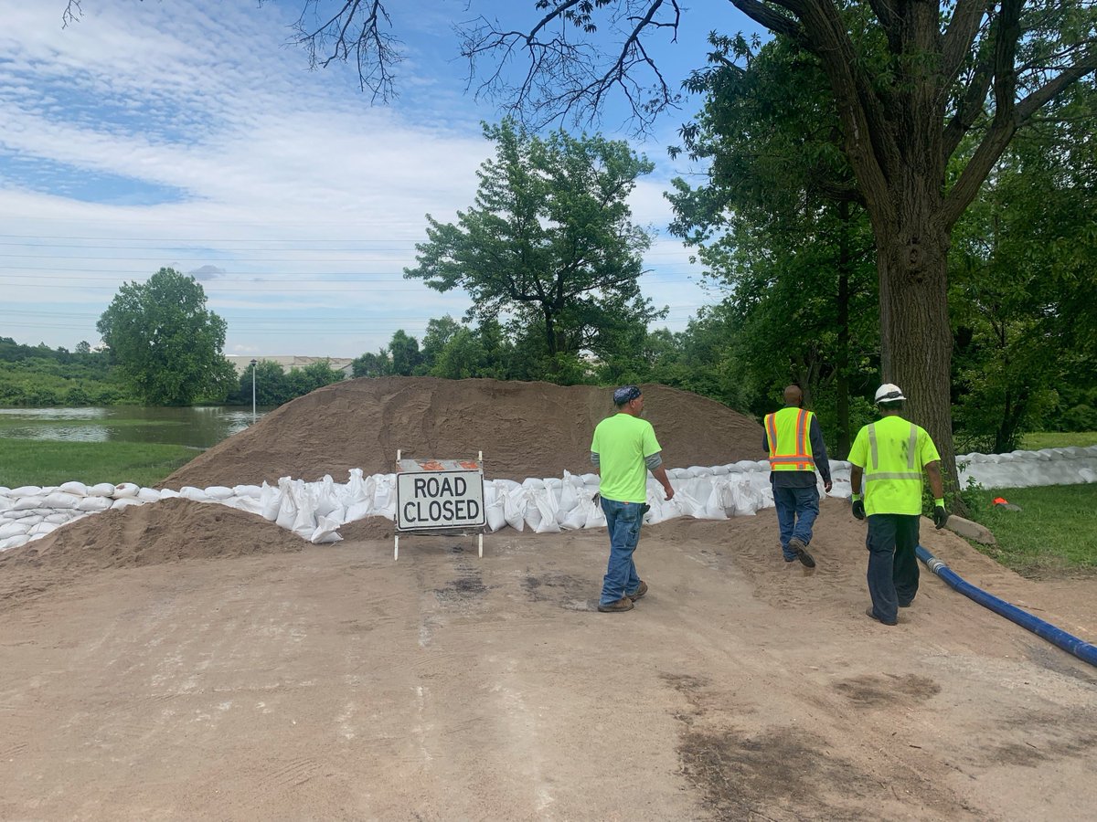 MSDProjectClear's tweet photo. MSD Project Clear crews are up at Maline Creek keeping sewers clear so they do not backup residents homes near Bellefontaine Neighbors. #flooding #STLco https://t.co/65SP2t3nWg