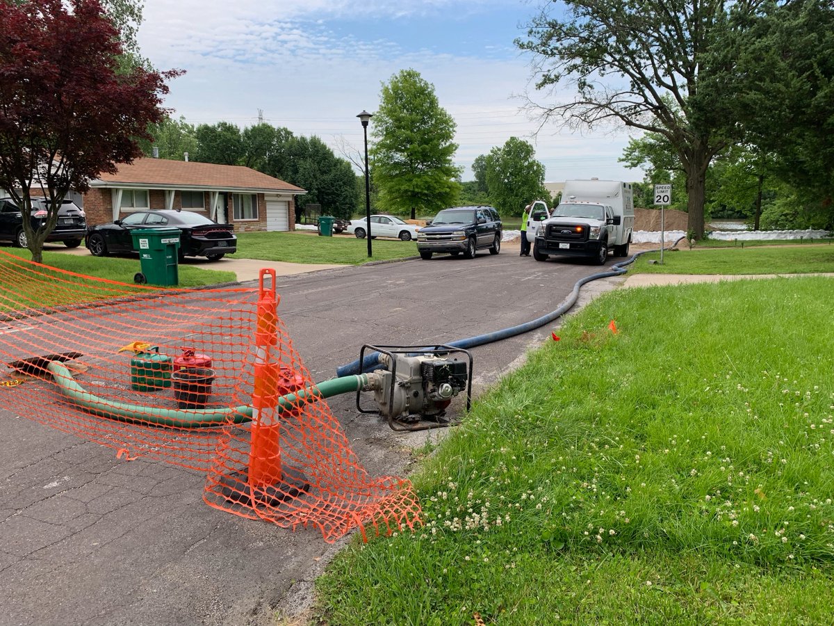 MSDProjectClear's tweet photo. MSD Project Clear crews are up at Maline Creek keeping sewers clear so they do not backup residents homes near Bellefontaine Neighbors. #flooding #STLco https://t.co/65SP2t3nWg