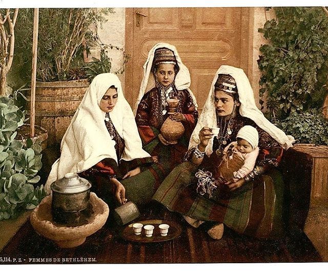palestineinabox's tweet photo. ازياء النساء من بيت لحم، ١٨٩٠-١٩٠٠
Women's costumes from Bethlehem, 1890-1900
#palestineinabox #palestine #palestinian #woman #women #thobe #bethlehm https://t.co/to3z8EKJ8E https://t.co/BpoIDBGobL