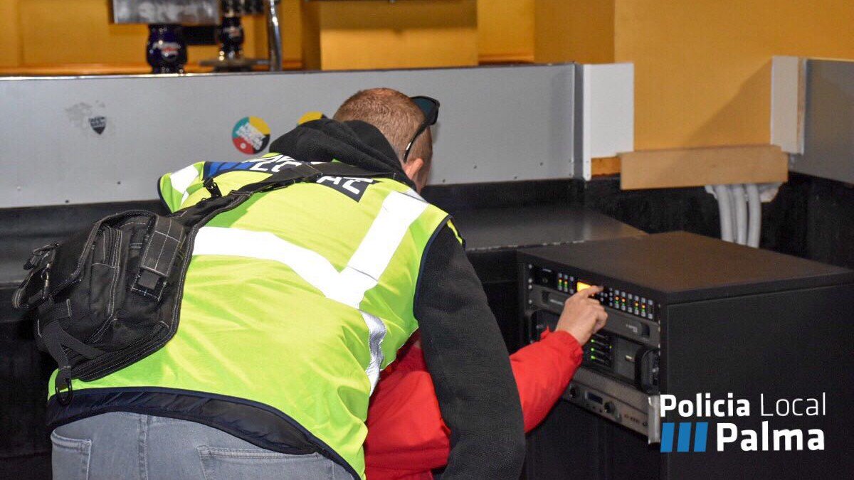 policiadepalma's tweet photo. En el #DíaMundialDelMedioAmbiente, como el resto del año, nuestros expertos de la Unitat de Vigilància Mediambiental #UVMA se encargan de controlar la emisión de ruidos, vibraciones y humos.
#WorldEnvironmentDay #SinContaminacióndelAire https://t.co/5bose5x74f