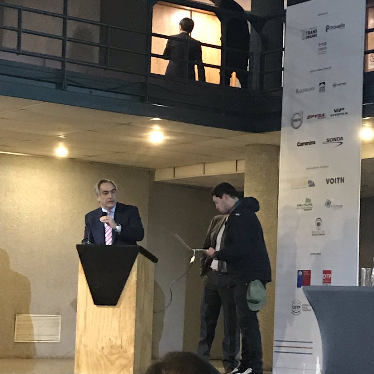 Transurbano_'s tweet photo. AHORA EN #Transurbano: se presenta el senador @chahuan, Presidente de la Comisión Transporte y Telecomunicaciones del Senado para hablarnos del desarrollo de la electomovilidad en regiones. @MTTChile #RED #Electromovilidad https://t.co/ONdzz9xsy3