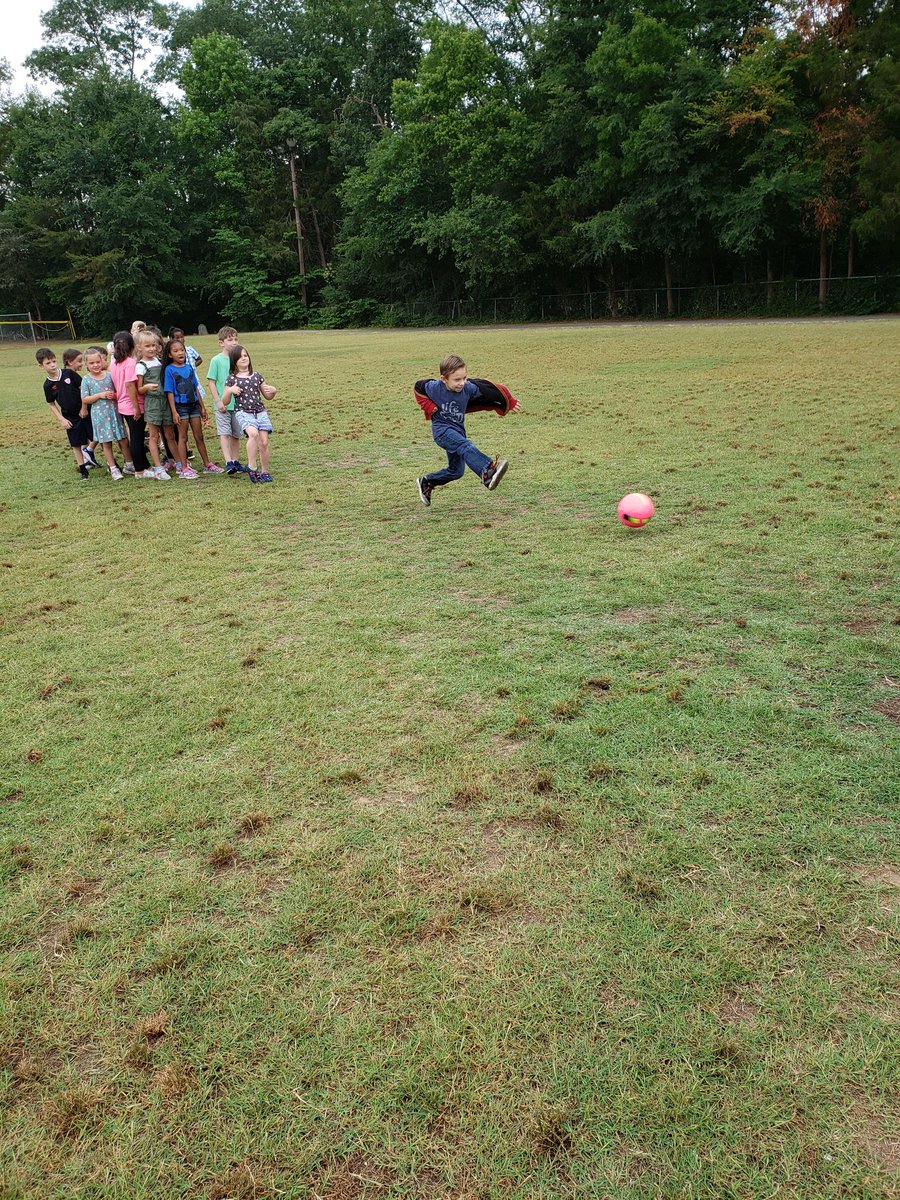 RobertsRascals's tweet photo. Our final sport of the morning session for the First Grade Olympics a penalty shootout, against me! 

⚽️🔜🥅

#FirstGradeOlympics #howiparticipate @participate @ParticipateLrng @hembybridge @AGHoulihan @jttopp @_thedailymile @thedailymileUSA @Arsenal https://t.co/yWGkRi9pxl