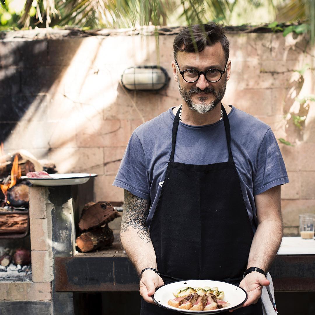 FernandoTrocca's tweet photo. Me gusta recibir gente en casa, homenajearlos, agasajarlos. Compartir, charlar, estar juntos. Cocinar tiene mucho que ver con eso. Un cocinero no cocina para sí mismo: cocina para los otros. La amistad es un gran motor en mi vida.
#FernandoTrocca #TroccaMundo #cocinero #amigos https://t.co/Bm3Li2pOGz