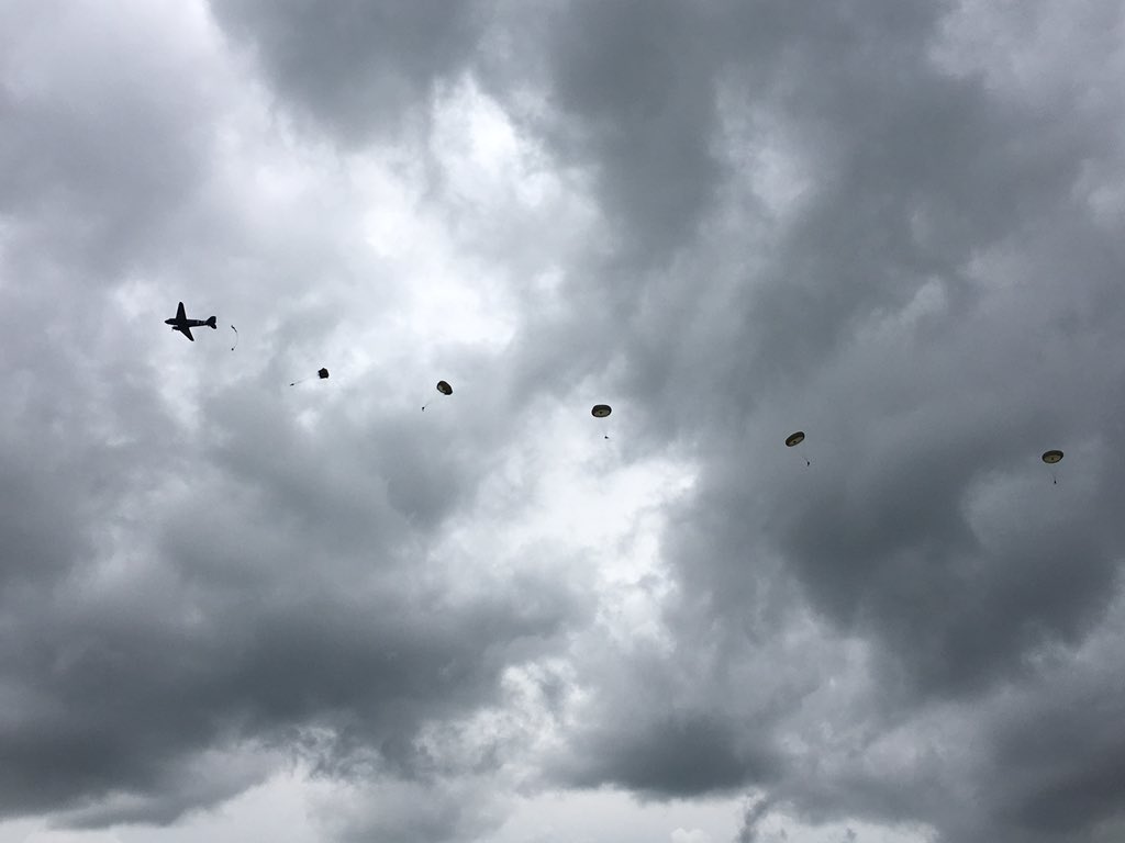 tomcopsymes's tweet photo. And now a Dak.... #DDay75 #perfectlyserviceableaircraft https://t.co/4UmJZqzz7v