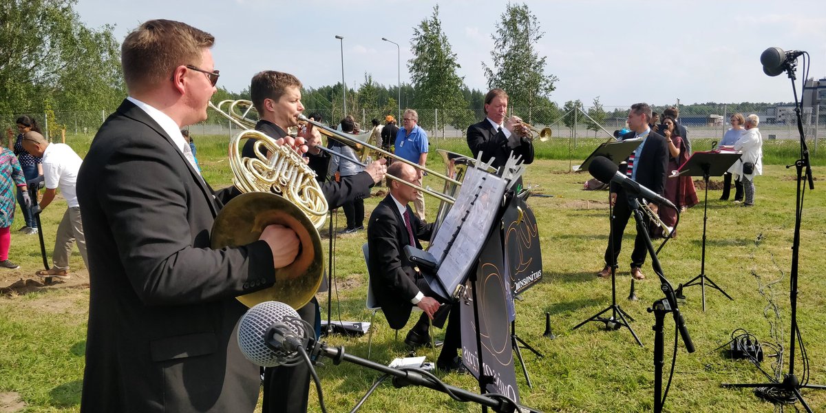 Quinsonitus's tweet photo. Mahatma Gandhin 150-vuotisjuhlavuoden kunniaksi Intia lahjoitti Turun kaupungille 150 tammea, jotka istutettiin tänään juhlavan musiikin säestyksellä Artukaisiin. (Todennäköisesti puista on puolen vuoden päästä jäljellä vain 149, sillä yksi niistä on meidän istuttamamme.) #Turku https://t.co/9uooGVgfHA