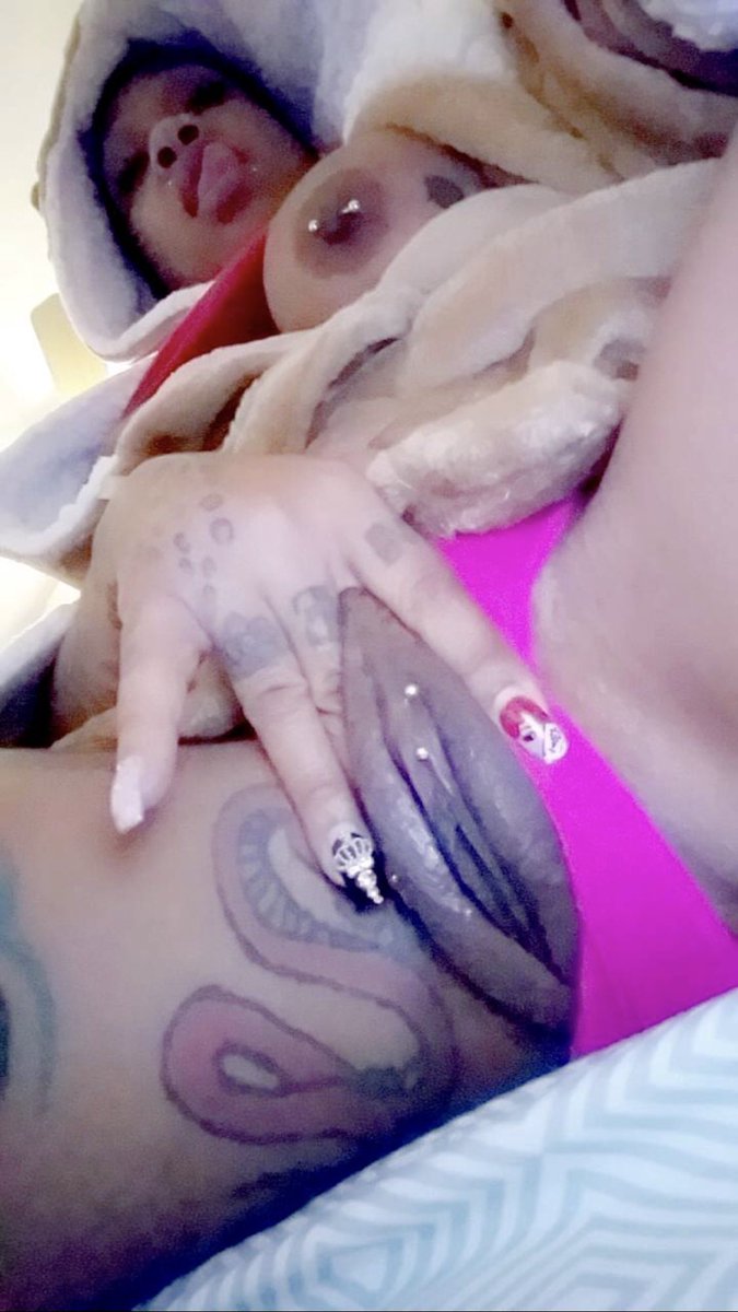 SprinkleFreak's tweet photo. Retweet if u like pretty fat pussy 😺😺😻😻 https://t.co/XWkoKhQB7w