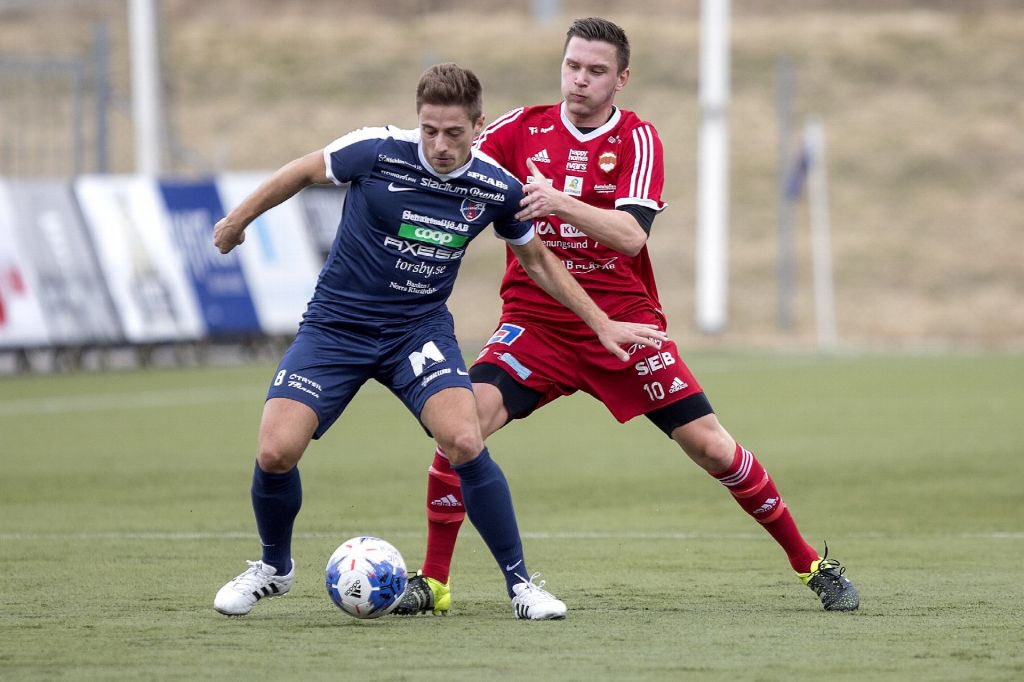 Jag har funderat på varför inte Filip Hansson varit med i de senaste matcherna för <a href="/stenungsundsif/">Stenungsunds IF</a> . Han var ju ordinarie i början. Nu visar det sig att han flyttat hem till Strömstad. Skapligt nyförvärv för division 5-klubben.