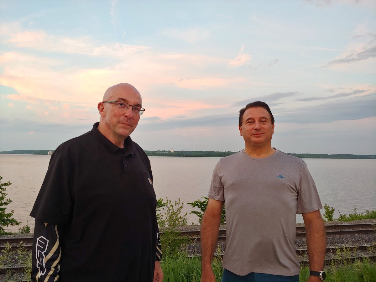 theleemoonsae's tweet image. 이친구들을
소개합니다
지금
저와함께 미국횡단여행을
하고있는
친구들입니다
왼쪽에 키큰분은
릭 케이블
키192쎈티
저하고는
35년지기
친구이자 형입니다
별밤
영어한마디
가르쳐주는
릭과함께란 코너했던
그 인연으로
지금도만나
결국 릭의고향까지
여행하고있죠
35년미국친구가있어도
제영어는초딩