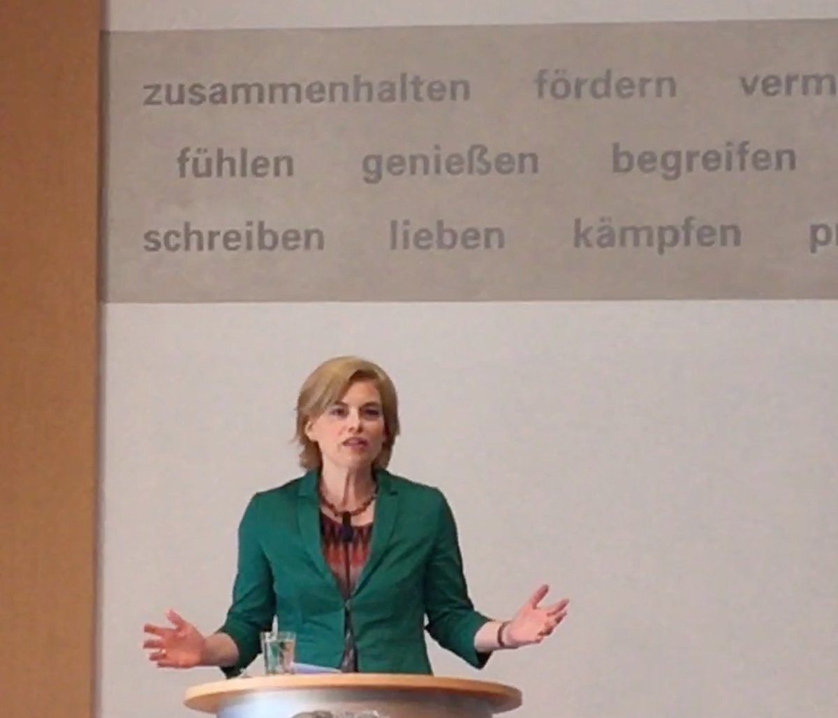 CarstenDierig's tweet photo. „Ich werde nicht die Geschmacks- und Rezept-#Nanny der Nation sein“, sagt @JuliaKloeckner. Das @bmel werde keine Rezepte vorgeben im Zuge der Nationalen #Reduktionsstrategie. Sie setze auf Freiwilligkeit, werde die Umsetzung aber streng überwachen #wafg @welt https://t.co/HoWLuaJ2dD