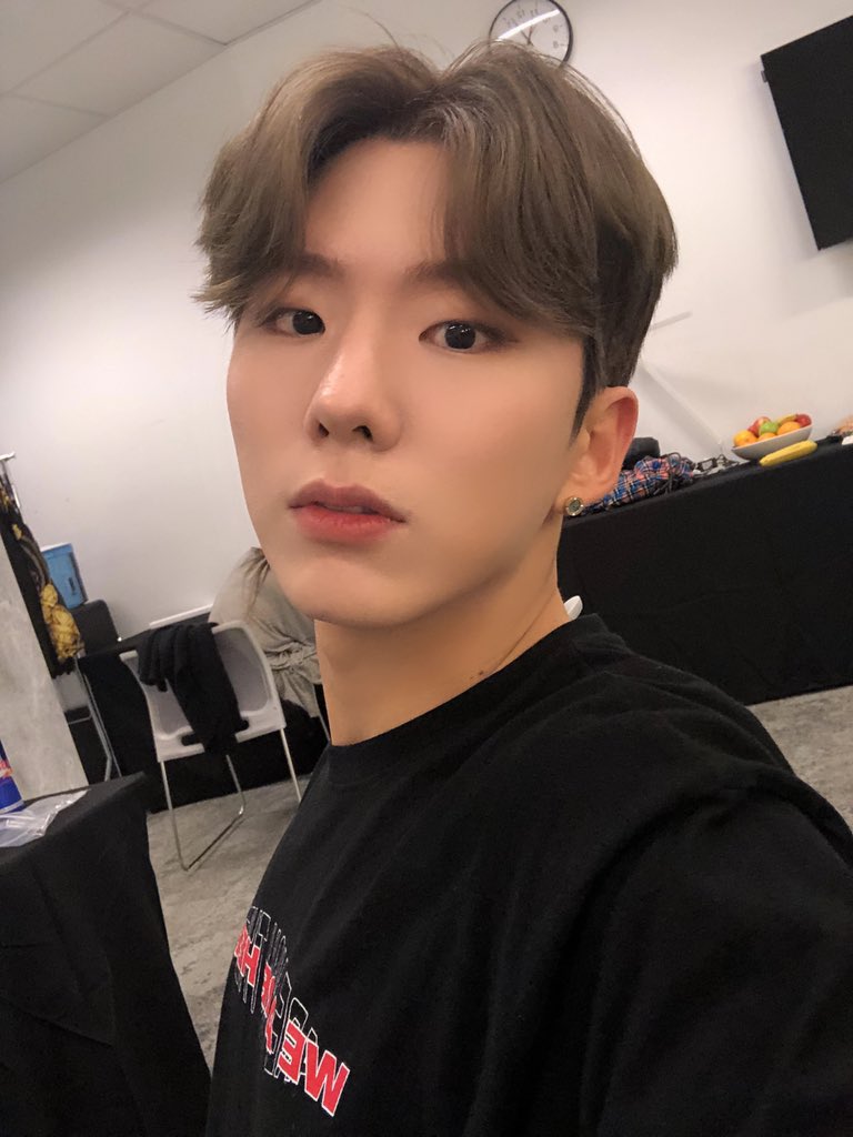 OfficialMONSTAX's tweet photo. [#기현] 오늘 쫌 잘생겼는데 진짜 오늘은 카메라가 못담았다 #기현이조심 https://t.co/6sWGbdlItv
