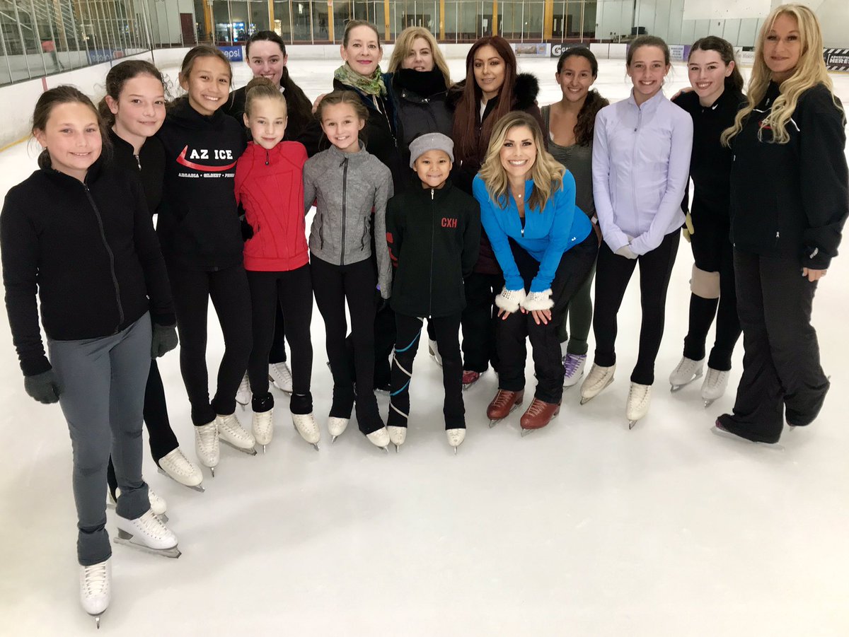 RachelColeTV's tweet photo. The ice (skating) queens up early for #Summer camp!! ❄️⛸💙#EverywhereAtoZ #AnchorsAway #ValleyNative #Bambi #StaycationFun #Athletes #FuzzyGloves #12News https://t.co/xcREI6y80m