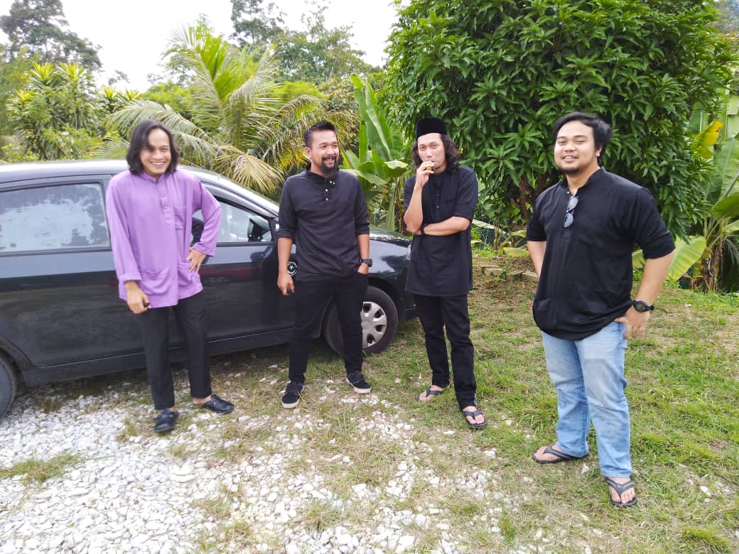 pipiyapong's tweet image. Ini adalah pakaian tradisi kutu kutu di Lipis. Identiti ini melambangkan kutu-kutu ini adalah raja kepada diri sendiri. Mereka boleh memerintah diri sendiri untuk memakai apa yang mereka suka pada hari raya. Tapi kalau ada sen lebih mereka pakai baju melayu lengkap dengan sampin