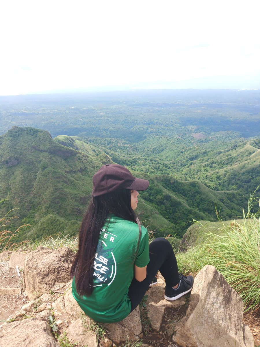 CharlottCyrus's tweet photo. I made it to the top.

#firsthike #mtbatulao https://t.co/R0xfxfEqmS