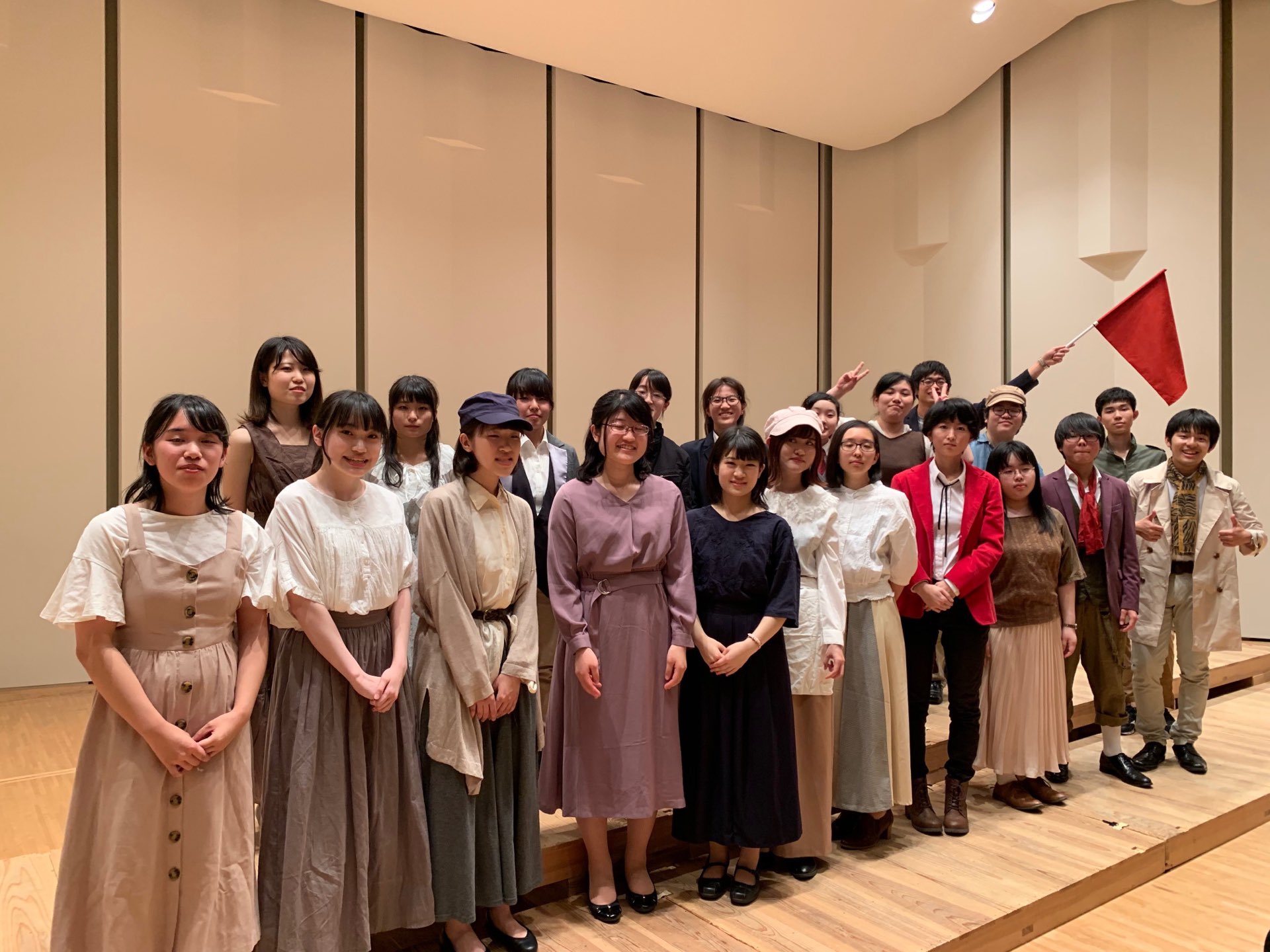 東京薬科大学合唱団 今日は少し早めのホール練習を行いました 本番まであと2週間 どんどん完成度が高くなっています 2ndステージで披露するレ ミゼラブル 映画版からの合唱セレクション の時の衣装を着て 記念撮影しました T Co