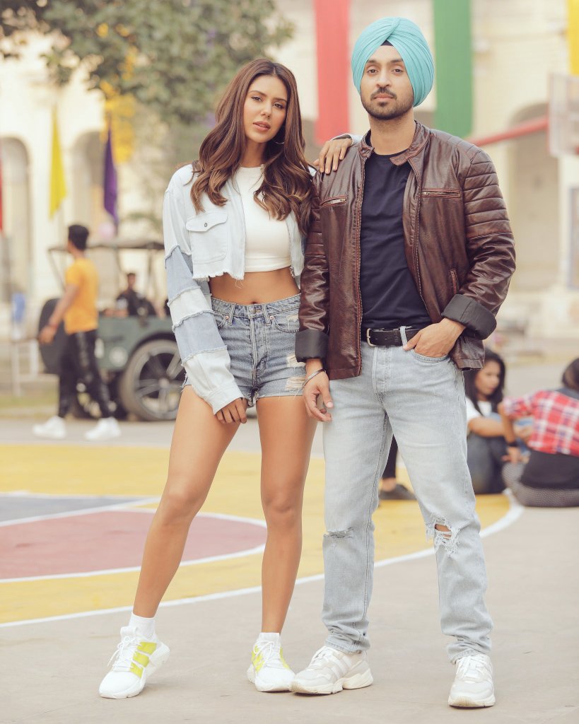 Surjits13137586's tweet photo. #Figure teri #tanni payi
#Ni koyi #Diljit na #gaana kar #lai
Ni #model bani #payi
Ni #lagda mix #kari ae #rab ne
#Haaye Aish #Kareena ni
Ni #lakk tere #patle vaste #badiyan
#Tommy diyan #jeanโan ni https://t.co/G6JucfW8ta