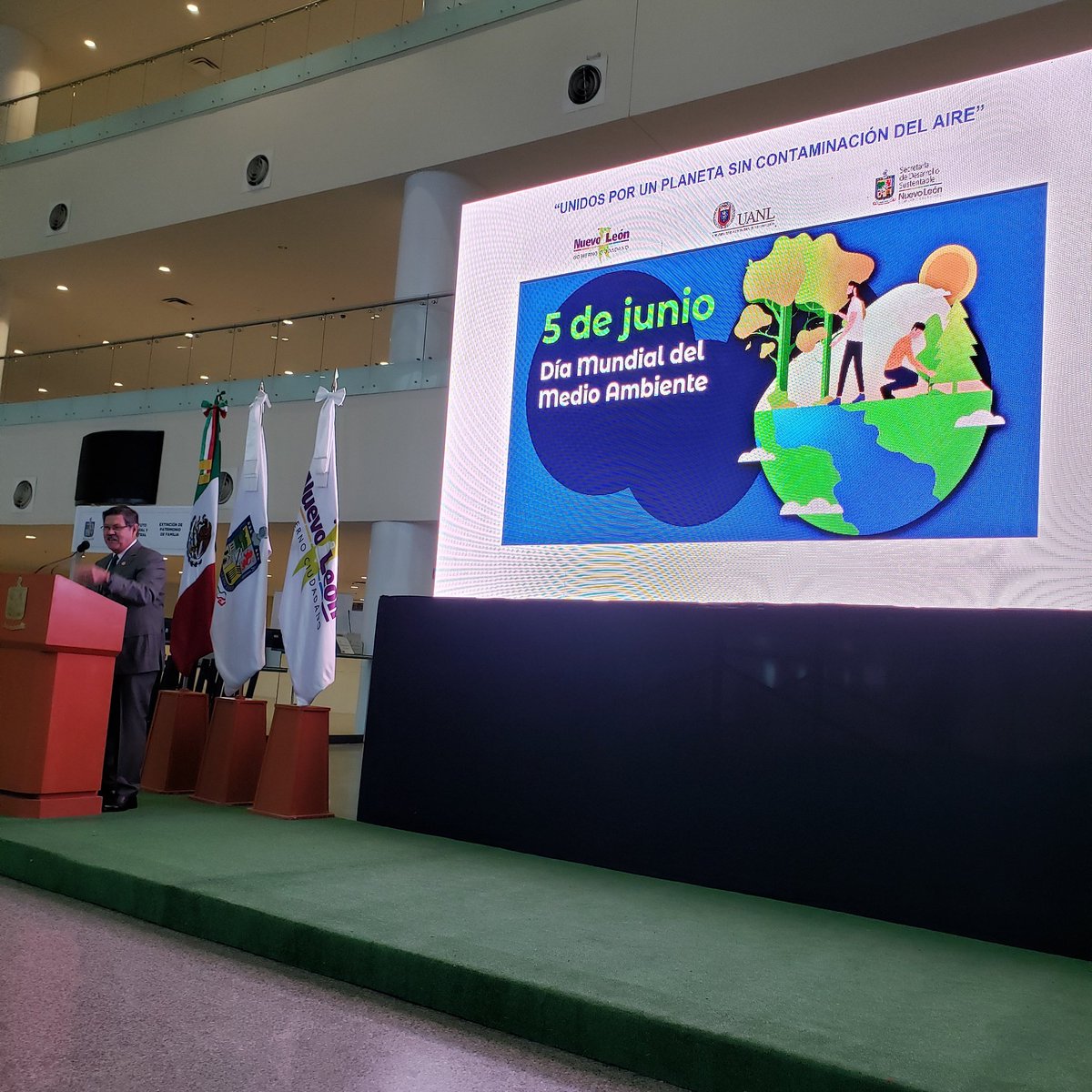 aldoivanr's tweet photo. En el Pabellón Ciudadano. Se comparte algo de lo que hemos hecho con el Fondo del Agua Metropolitano de Monterrey. En un rato, a mi clase! https://t.co/EeT4N7r2FZ