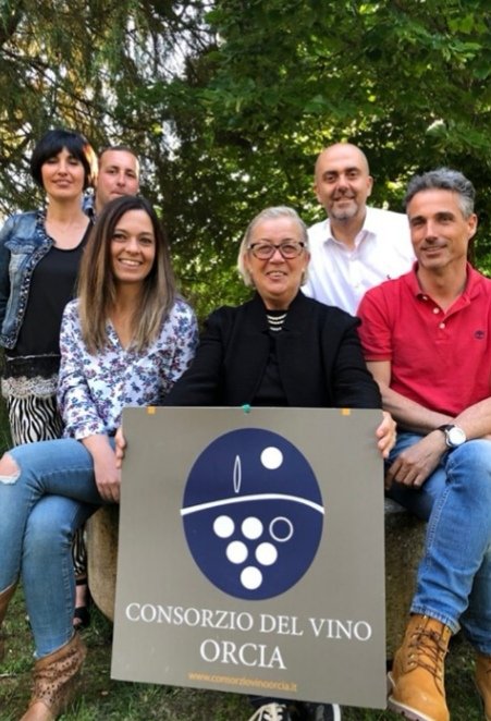 Donatella Cinelli Colombini riconfermata alla presidenza della #DOCOrcia, denominazione nata nel 2000 nel Sud della #Toscana, in 12 comuni fra i territori del Brunello di Montalcino e del Vino Nobile di Montepulciano
@savinovurchio
@pino_zuliani @MulinoValdOrcia @Simona_Riccio