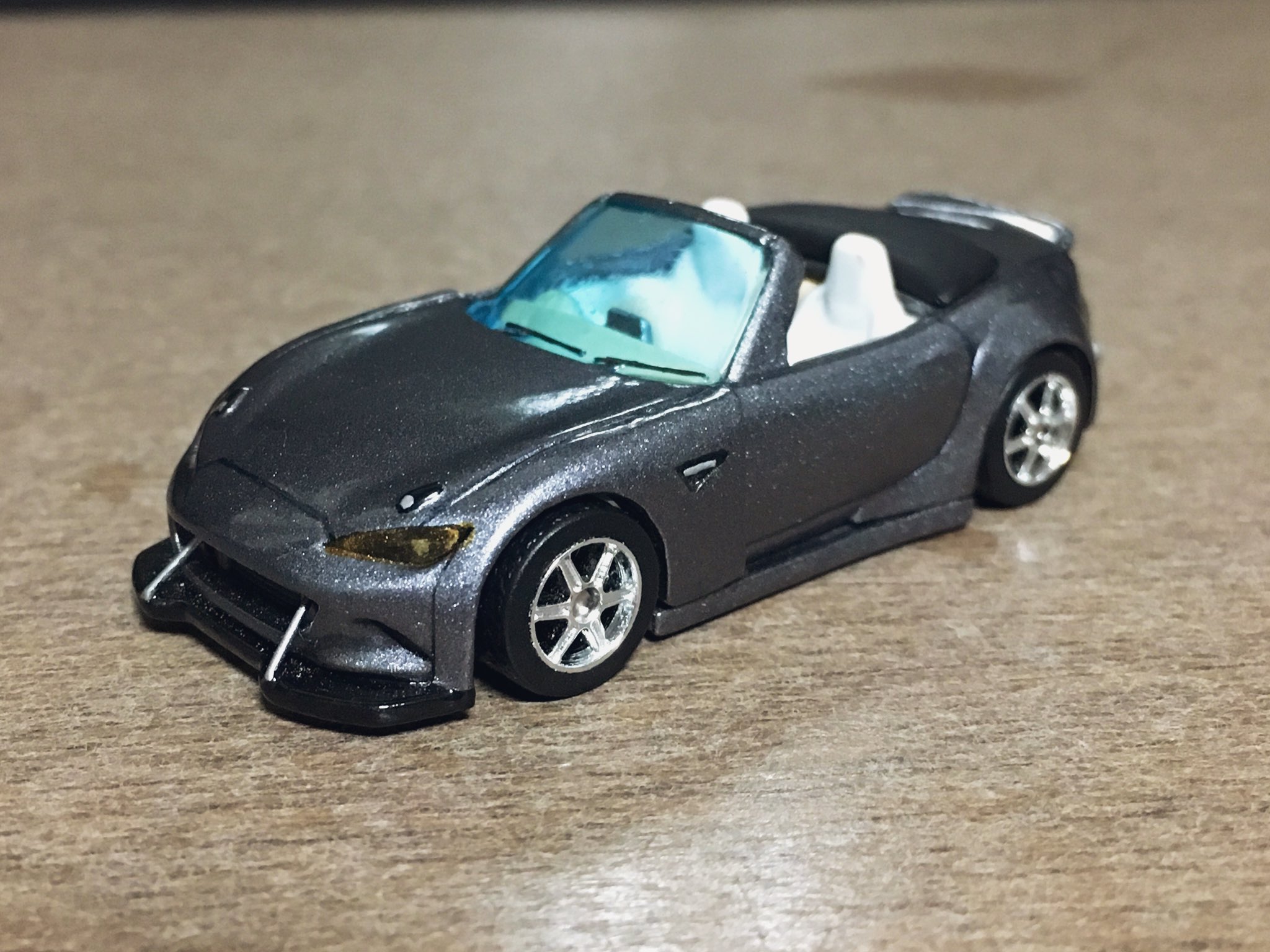 Twitter 上的 まい すた しばらく間が空いてしまったが Ndロードスターが出来たぞ ベースはホットウィール版 トミカ同様ルーフの開閉ギミックをパーツの差し替えで再現 明るめのガンメタで塗装し フェンダーも盛り盛り ヤンキーな感じに仕上げた 最後に