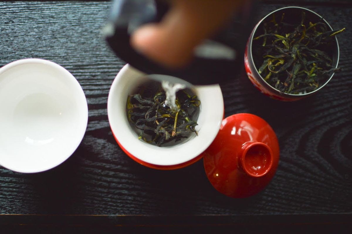 The customs and preparation techniques of tea vary from country to country as much as the teas. Discover the habits of the Chinese, Japanese, Taiwanese and Indians, and their preferences for making tea. 

camellia-sinensis.com/carnet/?p=5278…