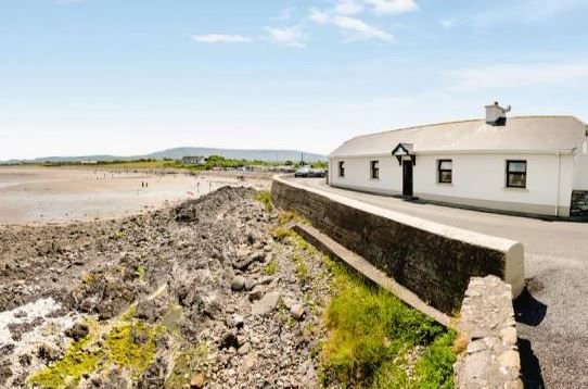 TheHolidayCots's tweet photo. Situated in a unique location, Waters Edge boasts breathtaking views of Aughris Head, a beautiful sandy beach and the Atlantic Ocean.
Sleeps 1-6
https://t.co/9LZVS38EUO
#UniqueLocation #ScenicViews #Coast #SandyBeach #FamilyFriendly #Walking #Fishing #Surfing #CoSligo #Ireland https://t.co/ZYmidHQLKJ